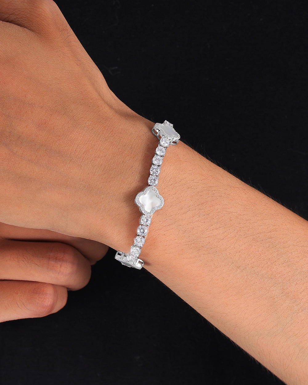 MOISSANITE PEARL CLOVERS BRACELET.